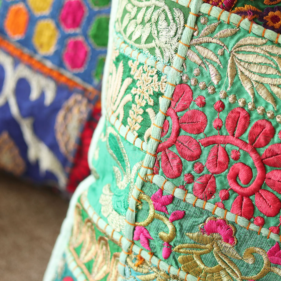 インド伝統の刺繍生地で作ったクッションカバー